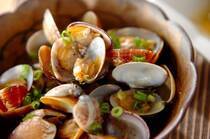 うまみたっぷりのアサリは、バターや白ワイン、トマトとの相性がよく、手軽に洋風メニューにも使える万能食材。火の通りが早いため、忙しい日の時短料理にもぴったりです。今回はそんなアサリを使った“10分以内”で作れる洋食レシピを7選ご紹介します。おいしく仕上げるための下ごしらえや保存方法もご紹介します！