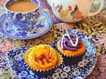 10月7日（火）から全国のファミリーマート限定（一部店舗を除く）で「かぼちゃと紫芋のプチケーキ」が発売されました。ハロウィンをイメージしたカラーリングがカワイイですね。実食レポを紹介します！<br />