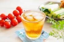 居酒屋でおなじみの「ウーロンハイ」。香ばしいウーロン茶の風味と飲みやすい焼酎が合わさった、食事との相性が抜群の一杯です。今回は、ウーロンハイの作り方や、ウーロンハイに合う10分以内でパパッと作れる簡単おつまみをご紹介します！おうち晩酌が楽しくなること間違いなしです。