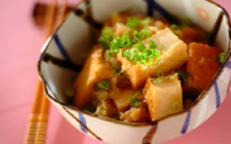 外は香ばしく、中はふんわり食感の厚揚げ。豆腐由来の植物性たんぱく質が豊富で、食べごたえも抜群です。そこで今回は、E・レシピ内で「おいしい！」の声が多く寄せられている、厚揚げの煮物レシピ7選をご紹介。和・洋・中の味付けがそろっているので、その日の献立に合わせて選んでみてくださいね。