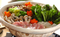 お肉や野菜などの具材がたっぷり食べられて、準備も簡単。鍋料理は、忙しい毎日の強い味方です。数ある鍋料理の中から、今回は「常夜鍋」をクローズアップ。日本酒を入れただし汁で具材を煮る、シンプルながらも奥深い味わいが魅力の一品です。常夜鍋の由来や歴史を紐解きながら、定番からアレンジまで、すぐに試したくなる