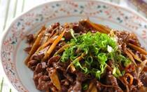 滋味深いゴボウの香りと牛肉の豊かな旨みは、世代を超えて愛される最高の組み合わせです。炒め物や煮物、お弁当のおかずにも大活躍！今回は、牛肉をパサつかせない調理のポイントや、食感を楽しむためのレシピ8選をご紹介します。