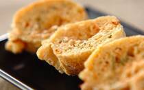 中が空洞になっている「油揚げ」は具材を詰め込むのにぴったり！開いて袋状に使えば、料理の幅がグンと広がります。そこで今回は、油揚げの「袋」をおいしく活用したレシピをご紹介。「こんな食べ方あったのか！」とすぐに試せるアイデアが満載です。ぜひ参考にしてください。<br /><br />