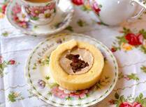 10月21日（火）からローソン（「ローソンストア100」を除く）ウチカフェでプレミアムロールケーキの新作、2層のマロン登場！渋皮栗のダイスカットに栗のホイップクリーム、さらに濃厚なマロンクリームでまさに栗尽くしのロールケーキです。食レポを紹介します！