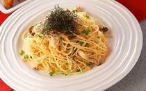 オイル系パスタの定番「ペペロンチーノ」。オリーブ油、ニンニク、赤唐辛子と少ない材料で手軽に作れ、シンプルだからこそ、アレンジの幅は無限大。食材を変えるだけで、さらにおいしくオシャレなパスタを楽しめます。そこで今回は、ペペロンチーノパスタの人気レシピTOP7を発表！<br />