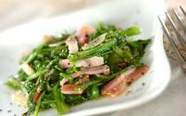 独特の香りとほろ苦さがおいしい「春菊」はお鍋に入れて食べるのもいいけれど、ほかにもおいしい食べ方がいっぱい！すぐに火が通るので、茹でたり炒めたりするのも短時間でOKです。そこで今回は、15分以内で作れる「春菊」の簡単レシピをご紹介。<br />