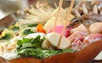 大阪の味として、多くの人に親しまれている「うどんすき」。お鍋の中でだしの旨味を吸ったうどんと、季節の食材が織りなす味わいが贅沢な一品です。今回は、そんな「うどんすき」をクローズアップ。その発祥や特徴を紐解きながら、家庭でも再現できるおすすめレシピをご紹介します。