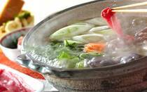 肉や魚介をさっとお湯にくぐらせるしゃぶしゃぶは、手軽にヘルシーに楽しめる人気の鍋料理です。昆布だしの基本から、ワインやトマトベースの変わり種、さらにはタイ風まで、食卓が盛り上がる絶品レシピ9選をご紹介します。ぜひ、みんなでワイワイ囲んでみてください！