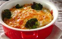 熱々のごはんと濃厚なソースがひとつになったドリアは、満足感の高い洋食です。今回は、E・レシピで人気のドリアレシピTOP7をご紹介。手間いらずの時短テクニックやシチューのリメイク術に加え、ダマにならないホワイトソースのコツも徹底解説します！