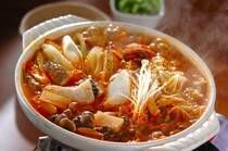 今回は、話題の韓国鍋「ナッコプセ」人気にあやかり、海鮮の魅力が味わえる鍋レシピを5選ご紹介。ぷりっぷりのエビ、ホタテ、カニ、アサリなど、海の幸をたっぷり詰め込んだ鍋を囲めば、おうちでもぜいたくな冬のごちそうタイムが楽しめますよ。ぜひ参考にしてくださいね。