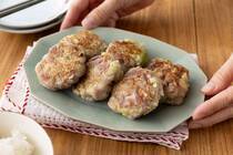 キャベツと豚肉を混ぜて焼くだけ！ふわもち食感が楽しめる時短おかず。ビタミンCやたんぱく質がしっかり摂れ、満足感も抜群。忙しい日の主菜にぴったりです。