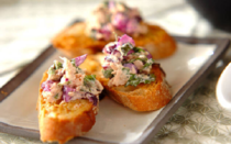 ナスやキュウリをしその葉と一緒に塩漬けした「しば漬け」。そのまま食べてももちろんおいしいですが、実はアレンジ次第で料理の幅がグンと広がる万能食材です。そこで今回は、しば漬けをもっと楽しめる、簡単＆おいしいレシピ8選をご紹介。「ちょい足し」するだけでいつものメニューがグッと華やかになるアイデアばかり。