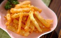 みずみずしさとほのかな甘みが魅力の大根は、和洋中を問わず使える万能野菜ですが、ついつい献立がマンネリ化しがち。そこで今回は、揚げ物、ステーキ、洋風炒めなど、大根の新しいおいしさを発見できるレシピを10選厳選しました。いつもと違う大根レシピにぜひ挑戦してみてください。