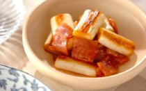 加熱することで甘みが増し、トロッとやわらかな食感に変わる「白ネギ」。副菜としてはもちろん、メインの具材としても存在感たっぷりです。そこで今回は、白ネギが主役のおすすめレシピ8選をご紹介します。多彩なアレンジで新しいおいしさに出会えますよ。ぜひ今日の献立に取り入れてみてくださいね！