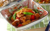 冷えた体をじんわり温めてくれる肉じゃがは、寒い季節に欠かせない定番料理。使うお肉の種類や調味料を工夫すれば、いつもの味にひと味加わり、バリエーションもグンと広がります。そこで今回は、E・レシピで大好評の肉じゃがレシピ8選をご紹介。定番から、肉なしやトマト入り、韓国風アレンジまで、バリエーション豊かで