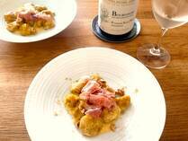 旬のカボチャは甘みが強く、生ハムの塩気との相性は抜群。今回は「生ハムとカボチャのクリームニョッキ」の作り方を紹介します。ニョッキのもちっとした食感に、クルミのカリッとしたアクセントが加わることで、一皿の満足感がぐっと高まります。また、シャルドネとのペアリングも紹介します。