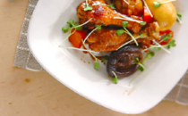 鶏手羽元は、骨付き肉ならではのコク深い旨味が特徴。リーズナブルな価格でありながら、豪華見えするのも魅力ですよね。今回は、そんな鶏手羽元の人気レシピランキングTOP10をご紹介します。