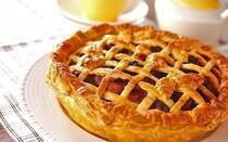 寒くなると作りたくなるアップルパイ。焼きたてに漂うバターとリンゴの香りが幸せな気分を運んでくれます。おやつに焼けば、家族の笑顔が広がること間違いなしです！そこで今回は、アップルパイの人気レシピ8選をご紹介します。初心者でも失敗しにくい定番レシピから、餃子や春巻きの皮で手軽に作れるアップルパイ風まで。