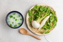 1月7日の朝は「七草粥」を食べる日。お正月のごちそうで疲れた胃腸を労わり、体をやさしく整えてくれることから、毎年この時期に注目されるレシピのひとつです。そこで今回は、七草粥を食べる意味や効能を紹介しながら、おうちで簡単に作れる基本・アレンジレシピをご紹介します。