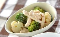 ヘルシーな「蒸し鶏」はそのまま食べるほか、サラダや和え物などほかの料理にもアレンジできて万能です。油を使わず、疲れた胃にも負担をかけにくいため、毎日のごはんはもちろん、「今日は軽めにしたいな」「食生活を整えたいな」というときにもぴったりです。今回は、料理の幅が広がる「蒸し鶏」の絶品レシピをお届け。<br />