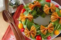 クリスマスシーズンになると、テーブルを華やかに彩る料理が欲しくなりますよね。そんな時にぴったりなのが、リース型に盛り付けるサラダです。