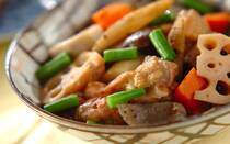 食卓にあるだけでホッとする「煮物」。むずかしそうに見えますが、ポイントさえ押さえれば実は失敗知らずのメニューです。今回は、冷蔵庫の定番食材で作れるコスパ副菜から、ハレの日にも出せる絶品レシピまで厳選しました。