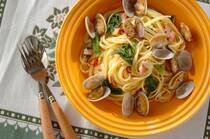 冬の食卓に欠かせない春菊。独特の香りとほろ苦さが魅力の春菊ですが、鍋料理だけに使うのはもったいないんです！実は、パスタとの相性も抜群。和のイメージが強い春菊が、オリーブオイルやクリームと合わさると、驚くほど洋風の味わいに変身しますよ。栄養価が高く、彩りも鮮やかな春菊を使って、いつものパスタをワンラン