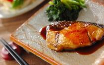 冬の食卓に並ぶと、季節の深まりを感じさせてくれる「ブリ」。成長とともに名前が変わる出世魚として知られ、古くから正月料理や祝いの席に欠かせない存在として親しまれてきました。今回は、寒ブリならではの特徴やおいしい食べるコツに加え、富山県・氷見に伝わる縁起の良い風習「嫁ブリ」についても解説。