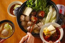 水炊きは、鶏の旨みをじんわり味わえる、体にやさしい定番鍋ですね。シンプルだからこそ素材の良さが引き立ち、野菜もたっぷり食べられるのが魅力です。寒い日はもちろん、疲れた日にもほっとする味わい。今回は、毎日の食卓で活躍する水炊きの人気レシピランキングTOP3をご紹介します。