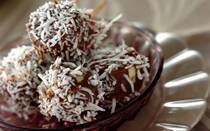 もうすぐバレンタイン。でも最近は、板チョコひとつでも「ちょっと高いな…」と感じることが増えてきて材料費が気になるのが正直なところ。そこで今回は、できるだけお金をかけずに作れる！簡単バレンタインレシピを厳選。どれも10分以内で作れて、材料はスーパーで揃うものばかり。ぜひ参考にしてください。