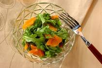 冬になると食卓に登場する機会が増えるみかん。甘酸っぱくてジューシー、ビタミンCが豊富なのも魅力ですね。そのまま食べるだけでなく、実はおやつやサラダにも大活躍する万能フルーツなんです。今回は、みかんのおいしさを存分に楽しめる人気レシピランキングTOP3。