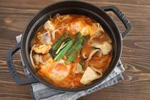 節約食材の王様といえば、やっぱり「豆腐」ですよね。 低カロリーで高タンパク、そのうえお財布にも優しいなんて、まさに主婦の強い味方！ 今回は、そんな豆腐を使ったヘルシーで満足感たっぷりの人気レシピランキングTOP3をご紹介します。 今夜のメインはこれで決まりですよ！