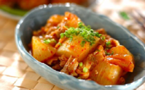 ご飯やお酒のお供に、今や常備菜としておなじみのキムチ。シャキシャキとした心地よい食感や、発酵食品ならではの深い旨みは、そのまま食べても、料理に加えても抜群の存在感を発揮します。