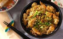 慌ただしい日の強い味方といえば、一皿で完結する「丼」メニュー。今回は、パパッと炒めてごはんにのせるだけの簡単レシピ8選をご紹介します。がっつりお肉系から野菜たっぷりのヘルシー系まで、主菜やお弁当にも使い回せる万能なラインナップは必見です！