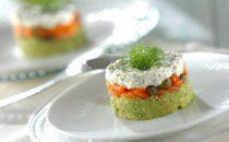 刻んだサーモンに野菜や調味料を合わせた前菜、サーモンタルタル。目を引く鮮やかな色合いや、とろけるような口どけが贅沢な一品です。「タルタル」といえば、生の牛肉で作るものが有名ですが、近年は魚を使った軽やかなスタイルも人気を集めています。