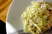 春の訪れとともに、スーパーの野菜コーナーも鮮やかな緑や黄色で賑やかになってきましたね。 アスパラガスやスナップエンドウ、春キャベツなど、この時期の野菜は柔らかくて甘みが強いのが特徴！ ビタミンも豊富で、デトックス効果も期待できる春野菜は、まさに今が食べごろです。 