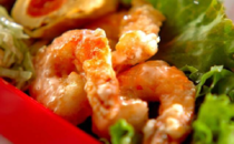 プリッと弾けるような食感と、コク深い味わいが魅力のエビマヨ。淡いピンク色がよく映え、お弁当やオードブルでも人気の定番メニューです。見難しそうですが意外と簡単に作れるので、入学のお祝いやお花見など、春のイベントに向けて手作りしてみませんか？