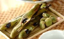 ホクホクとした食感と独特の香りがたまらない「そら豆」。今の時期しか味わえない旬の味ですが、「茹でる以外にどう食べればいいの？」と迷うこともありますよね。今回は、すべて10分以内で作れる簡単レシピを8選ご紹介。シンプルな塩ゆでから、お酒に合うおしゃれな炒め物まで、そら豆を賢くおいしく楽しみましょう！