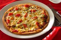 暖かな春の季節に食べたくなる、軽食ピザのレシピをご紹介します。手軽に作れてテーブルが華やぐピザは、ランチやブランチにも大活躍。お気に入りの一枚をぜひ見つけてみてください！