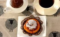 部屋いっぱいに広がる、甘くスパイシーなシナモンの香り。焼き立てのシナモンロールを頬張る瞬間は、まさに至福のひとときです。「パン作りはハードルが高い…」と感じる方でも大丈夫。今回は、生地作りのコツを押さえた失敗しないレシピを厳選しました。基本の味から驚きのアレンジまで、お家で焼き立てを楽しみませんか？