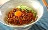 【コスパ最強】「シメジ×豚ひき肉」の大満足レシピ8選！おかず・主食など簡単に節約が叶う