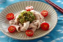 5月の締めくくりにぴったりの旬の初夏レシピ3選！カツオのたたき、新玉ネギのサラダ、小豆抹茶豆乳アイスで、初夏の食卓を豊かに楽しもう。