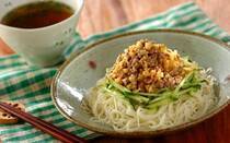 つるっと喉越しの良いそうめんですが、単品だと栄養バランスが偏り、糖質過多になりがち。そこで今回は、生野菜や良質なタンパク質を組み合わせ、カロリーを抑えつつ満腹感を得られる優秀レシピ8選をご紹介します。しっかり食べて、健康的に夏痩せを叶えましょう！<br /><br />