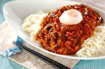 いつものそうめんに飽きたら試したい！甘辛牛肉のせ・ジャージャー・タイ風カレーなど個性豊かなアレンジレシピを8つ厳選しました。乗せるだけ・和えるだけの簡単レシピから、チヂミやマーボーまで。毎日食べても飽きない絶品そうめんアレンジ集です。