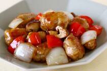 じめじめした梅雨の季節こそ、お酢の酸味で食欲をキュッと刺激！鶏肉の甘酢炒め・黒酢酢豚・梅風味マリネの3選で、蒸し暑い日でもするっと食べられるコクうまさっぱりレシピをご紹介します。