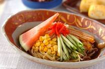 夏の暑い日に食べたくなるのが、つるっとのど越し爽やか♪な冷やし中華！手作りタレ・梅×ささ身のさっぱり系・カレー風アレンジと、食べ飽きないバリエーションが揃っています。今回はE・レシピで人気の冷やし中華TOP3をランキング形式でご紹介します。