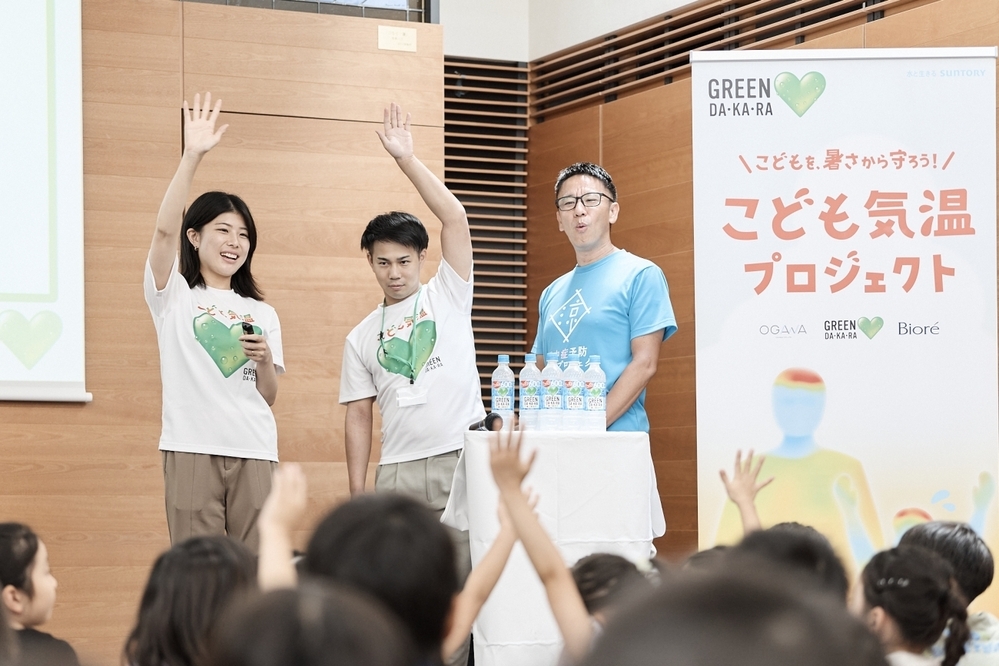 暑さ対策に「子どもの日傘」という選択肢を！　子どもの体感温度は、大人と比べて何度高い？！