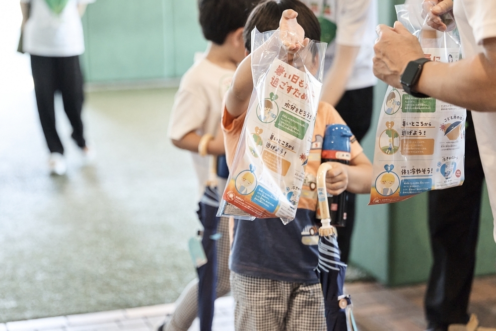 暑さ対策に「子どもの日傘」という選択肢を！　子どもの体感温度は、大人と比べて何度高い？！