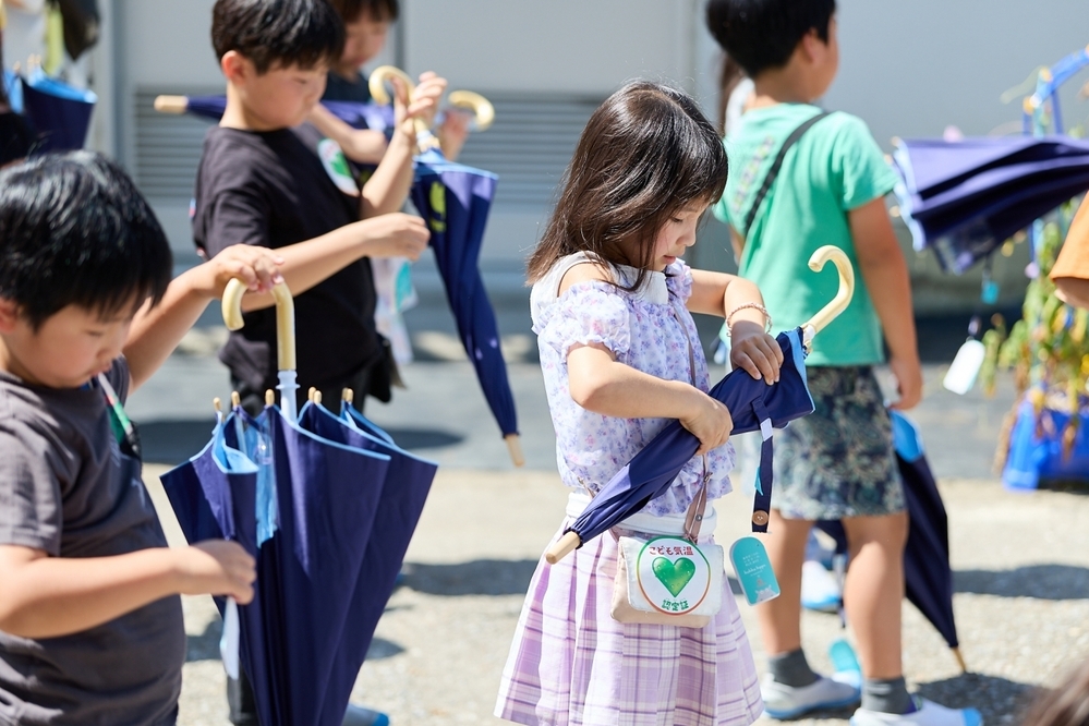 暑さ対策に「子どもの日傘」という選択肢を！　子どもの体感温度は、大人と比べて何度高い？！