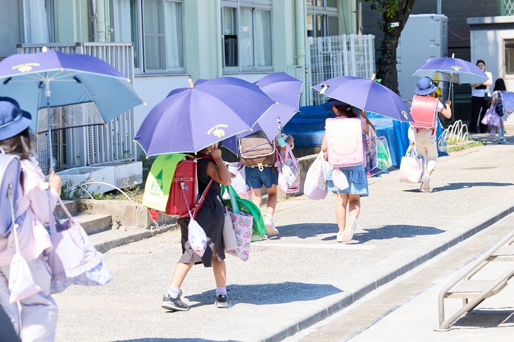 暑さ対策に「子どもの日傘」という選択肢を！　子どもの体感温度は、大人と比べて何度高い？！